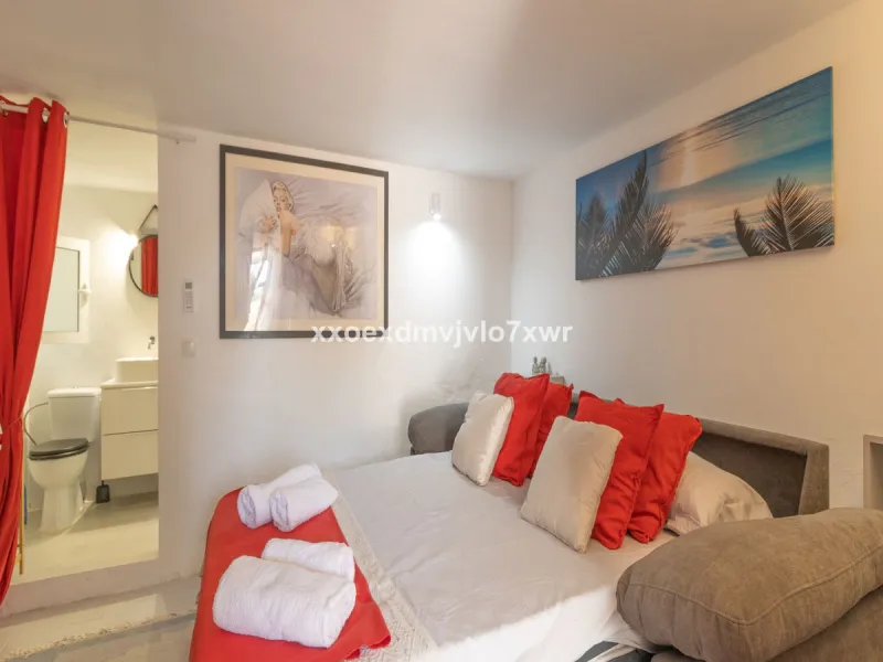Located in the prestigious Bahía Dorada urbanisation, this elegant two-storey villa combines a privileged location with breathtaking panoramic views of the Mediterranean. Only 50 metres from the beach, it is ideal both as a permanent residence or as a hol