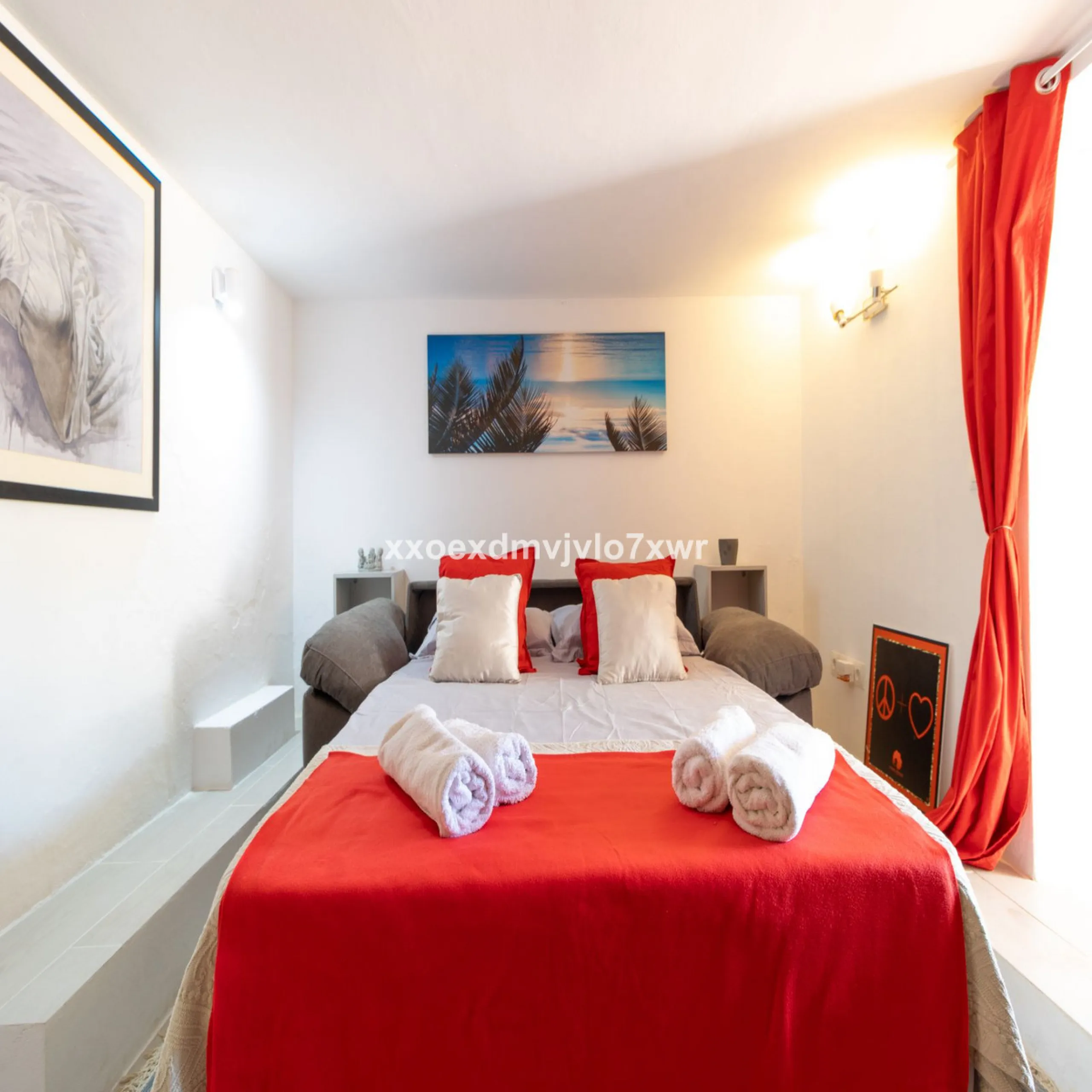 Located in the prestigious Bahía Dorada urbanisation, this elegant two-storey villa combines a privileged location with breathtaking panoramic views of the Mediterranean. Only 50 metres from the beach, it is ideal both as a permanent residence or as a hol