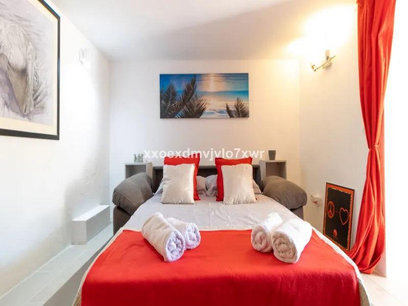 Located in the prestigious Bahía Dorada urbanisation, this elegant two-storey villa combines a privileged location with breathtaking panoramic views of the Mediterranean. Only 50 metres from the beach, it is ideal both as a permanent residence or as a hol