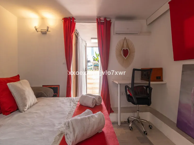 Located in the prestigious Bahía Dorada urbanisation, this elegant two-storey villa combines a privileged location with breathtaking panoramic views of the Mediterranean. Only 50 metres from the beach, it is ideal both as a permanent residence or as a hol