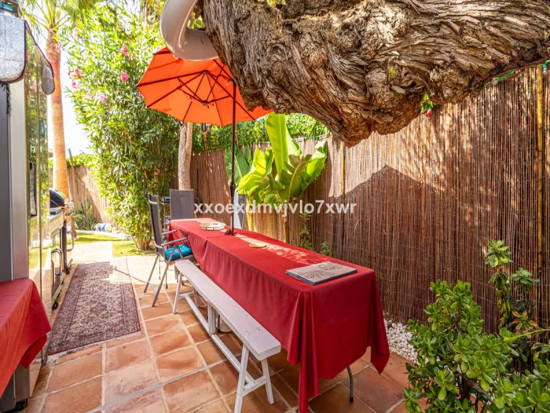 Located in the prestigious Bahía Dorada urbanisation, this elegant two-storey villa combines a privileged location with breathtaking panoramic views of the Mediterranean. Only 50 metres from the beach, it is ideal both as a permanent residence or as a hol