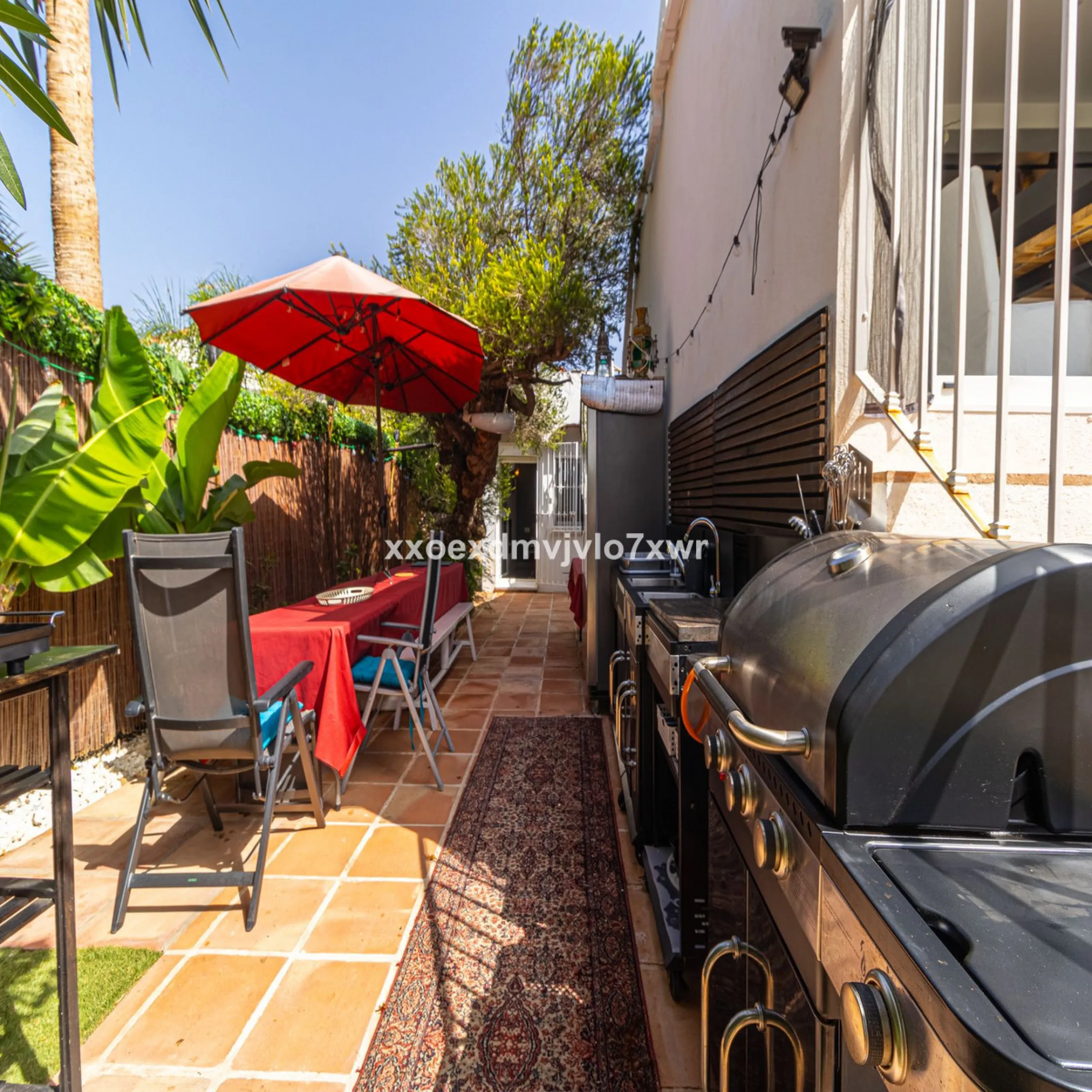 Located in the prestigious Bahía Dorada urbanisation, this elegant two-storey villa combines a privileged location with breathtaking panoramic views of the Mediterranean. Only 50 metres from the beach, it is ideal both as a permanent residence or as a hol