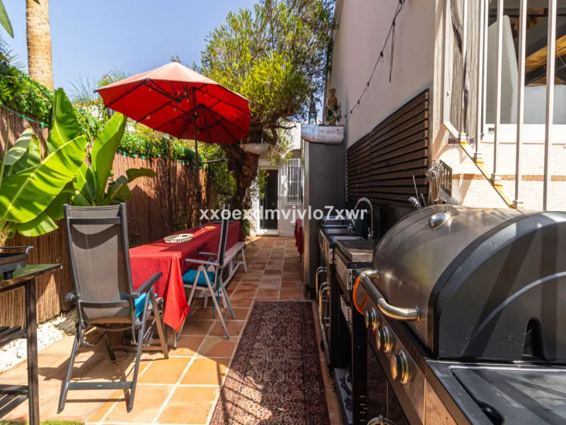 Located in the prestigious Bahía Dorada urbanisation, this elegant two-storey villa combines a privileged location with breathtaking panoramic views of the Mediterranean. Only 50 metres from the beach, it is ideal both as a permanent residence or as a hol