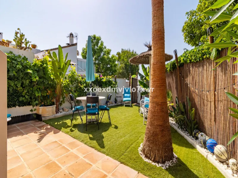 Located in the prestigious Bahía Dorada urbanisation, this elegant two-storey villa combines a privileged location with breathtaking panoramic views of the Mediterranean. Only 50 metres from the beach, it is ideal both as a permanent residence or as a hol