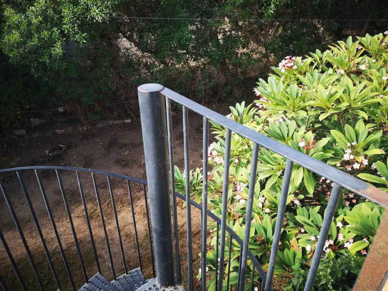 El Faro de Calaburras:  Investment Opportunity.  This is spacious traditional style two floor detached villa which has been cleverly divided into three separate properties, each with its own entrance.  On the upper entry level, there is a two bedroom/two 
