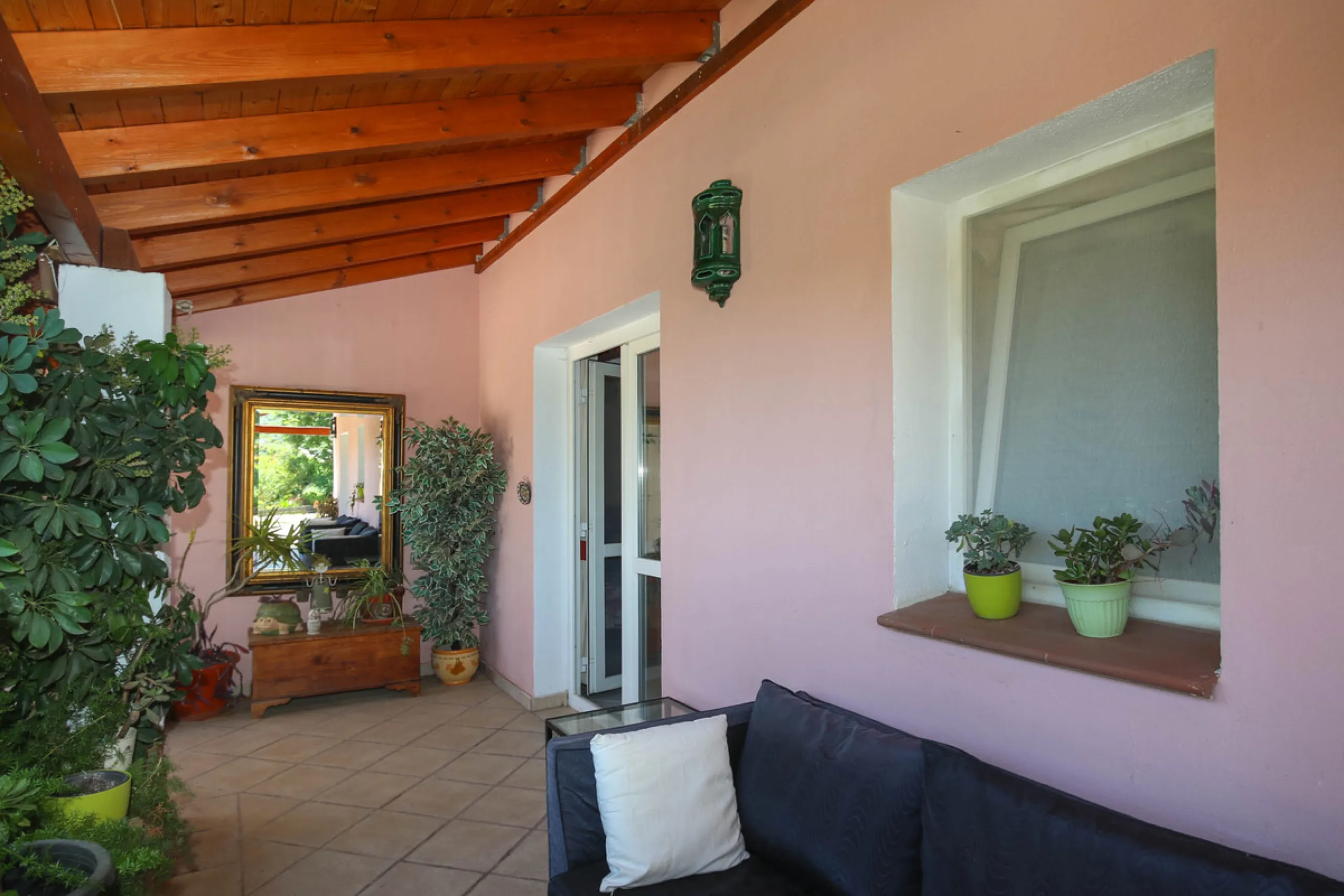 Geräumige Villa mit separatem Gästeappartement in ruhiger Lage