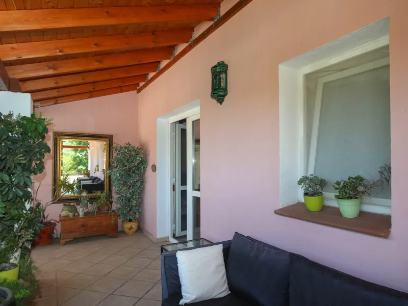Geräumige Villa mit separatem Gästeappartement in ruhiger Lage