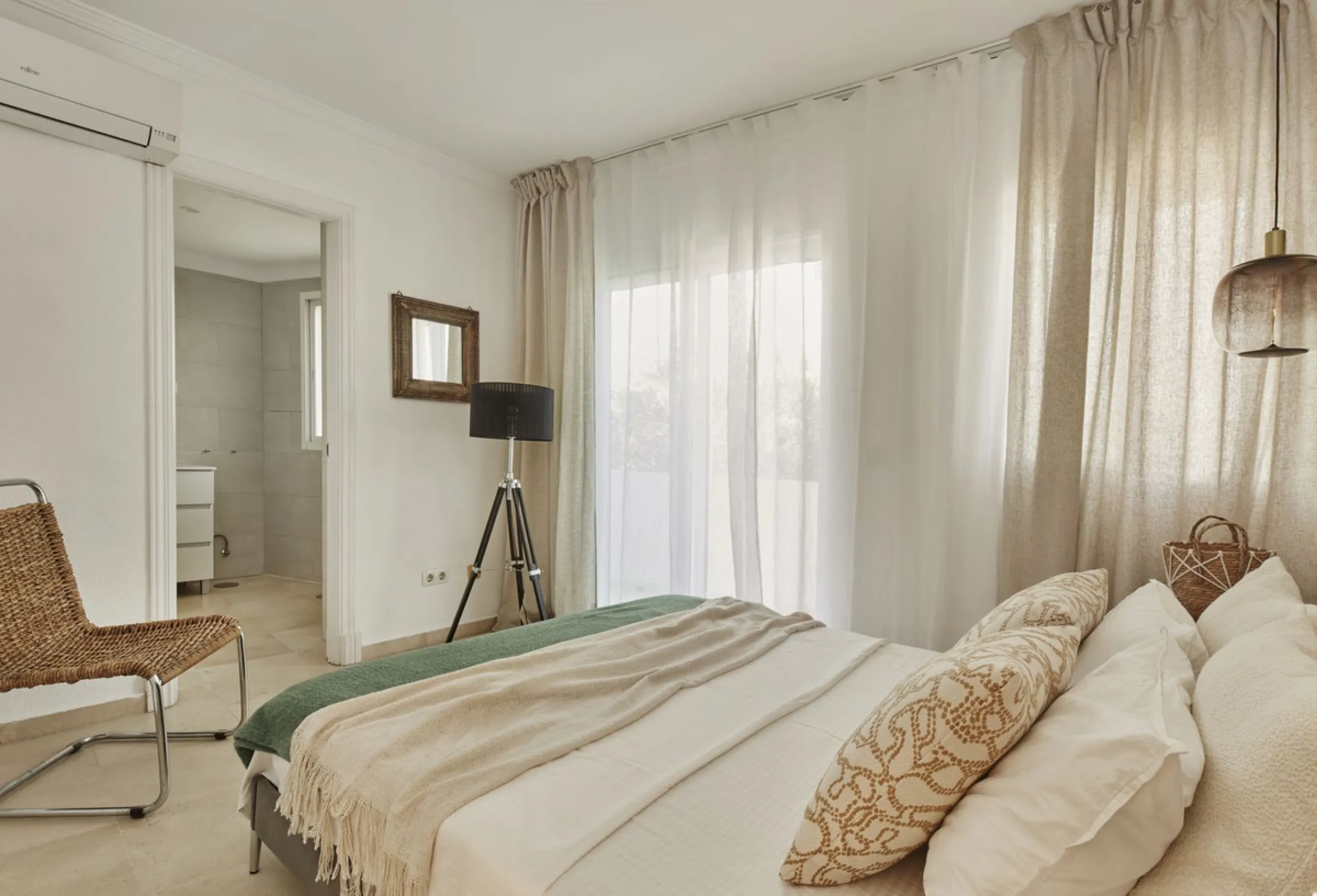 This fantastic property is located in the Frontline Beach urbanization in walking distance to Estepona, offering direct access to the sea and beach.