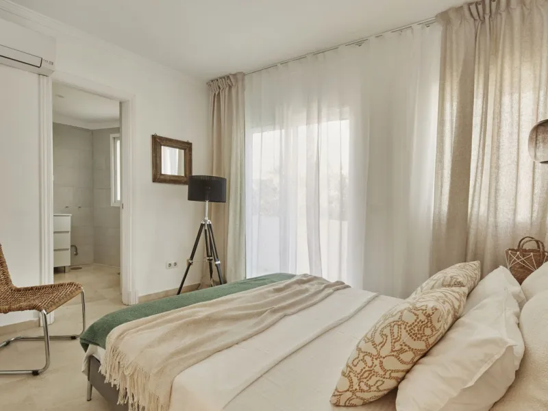 Apartment - Middle Floor Apartment в продаже в Estepona, Málaga. В доме 2 спален и 3 ванных комнат. Площадь дома 120 м²