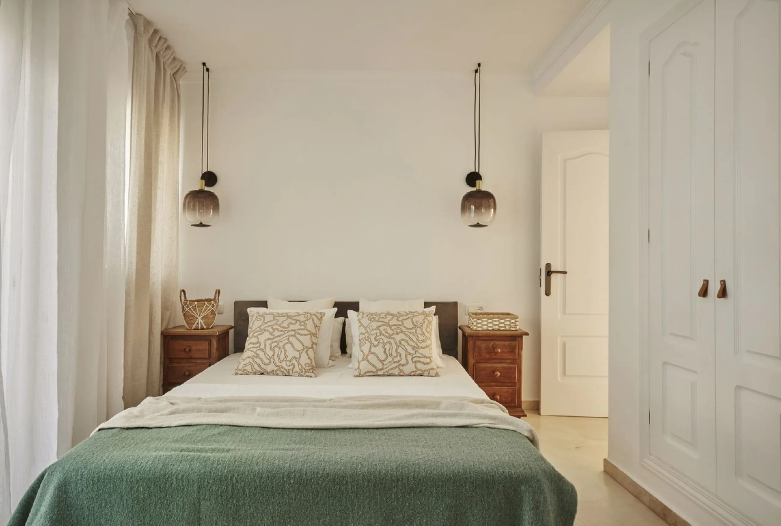 This fantastic property is located in the Frontline Beach urbanization in walking distance to Estepona, offering direct access to the sea and beach.