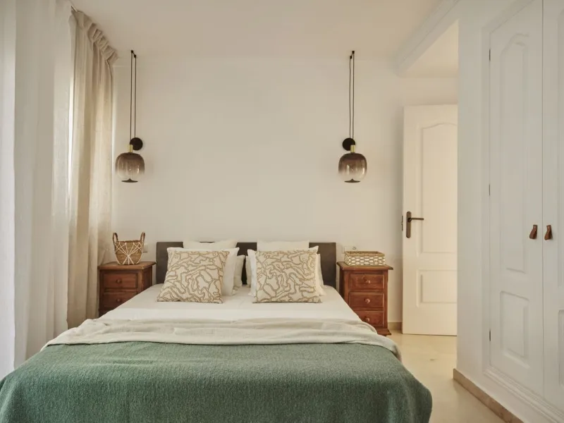 This fantastic property is located in the Frontline Beach urbanization in walking distance to Estepona, offering direct access to the sea and beach.