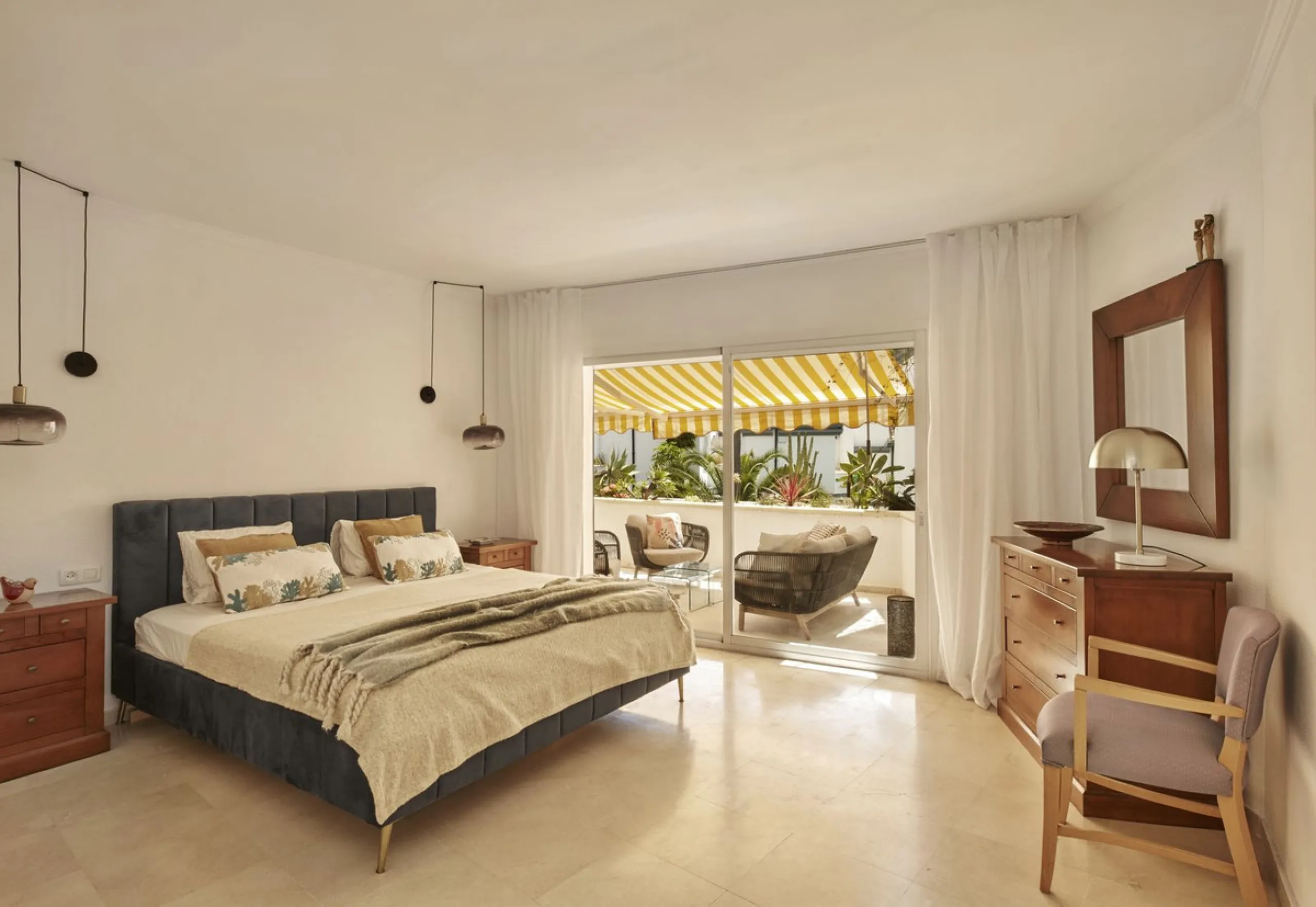 This fantastic property is located in the Frontline Beach urbanization in walking distance to Estepona, offering direct access to the sea and beach.