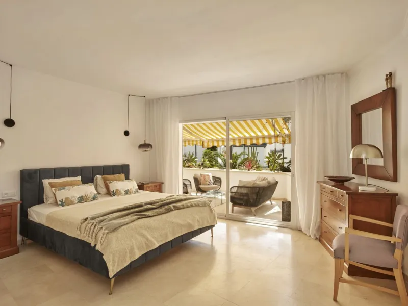 This fantastic property is located in the Frontline Beach urbanization in walking distance to Estepona, offering direct access to the sea and beach.