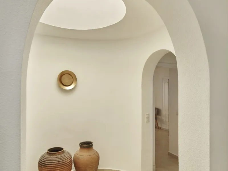 This fantastic property is located in the Frontline Beach urbanization in walking distance to Estepona, offering direct access to the sea and beach.