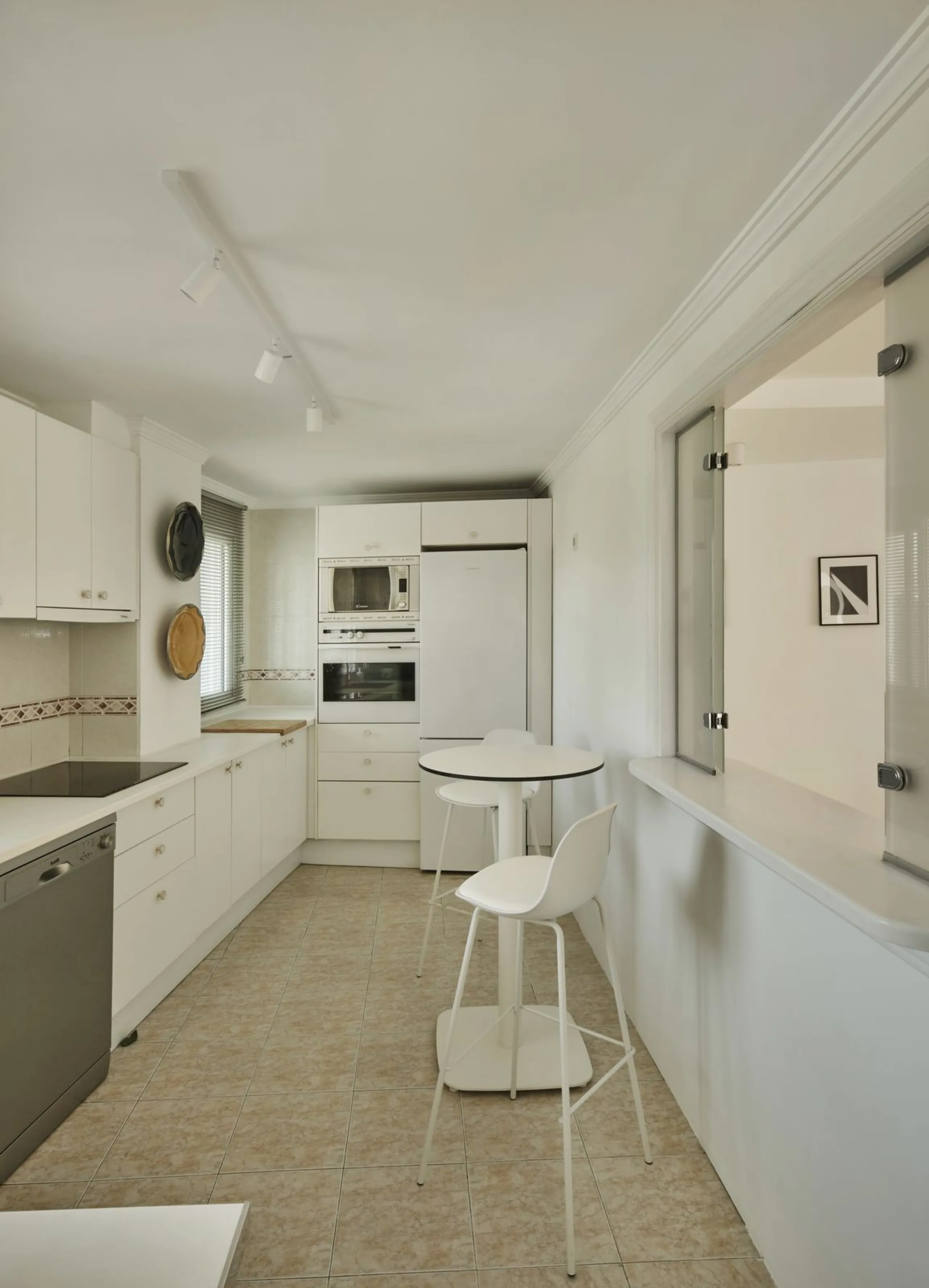 This fantastic property is located in the Frontline Beach urbanization in walking distance to Estepona, offering direct access to the sea and beach.