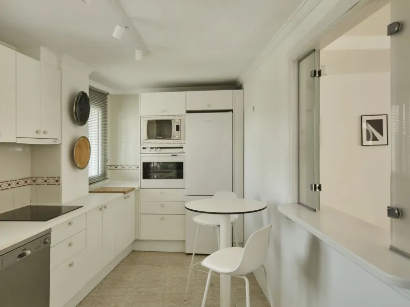 This fantastic property is located in the Frontline Beach urbanization in walking distance to Estepona, offering direct access to the sea and beach.
