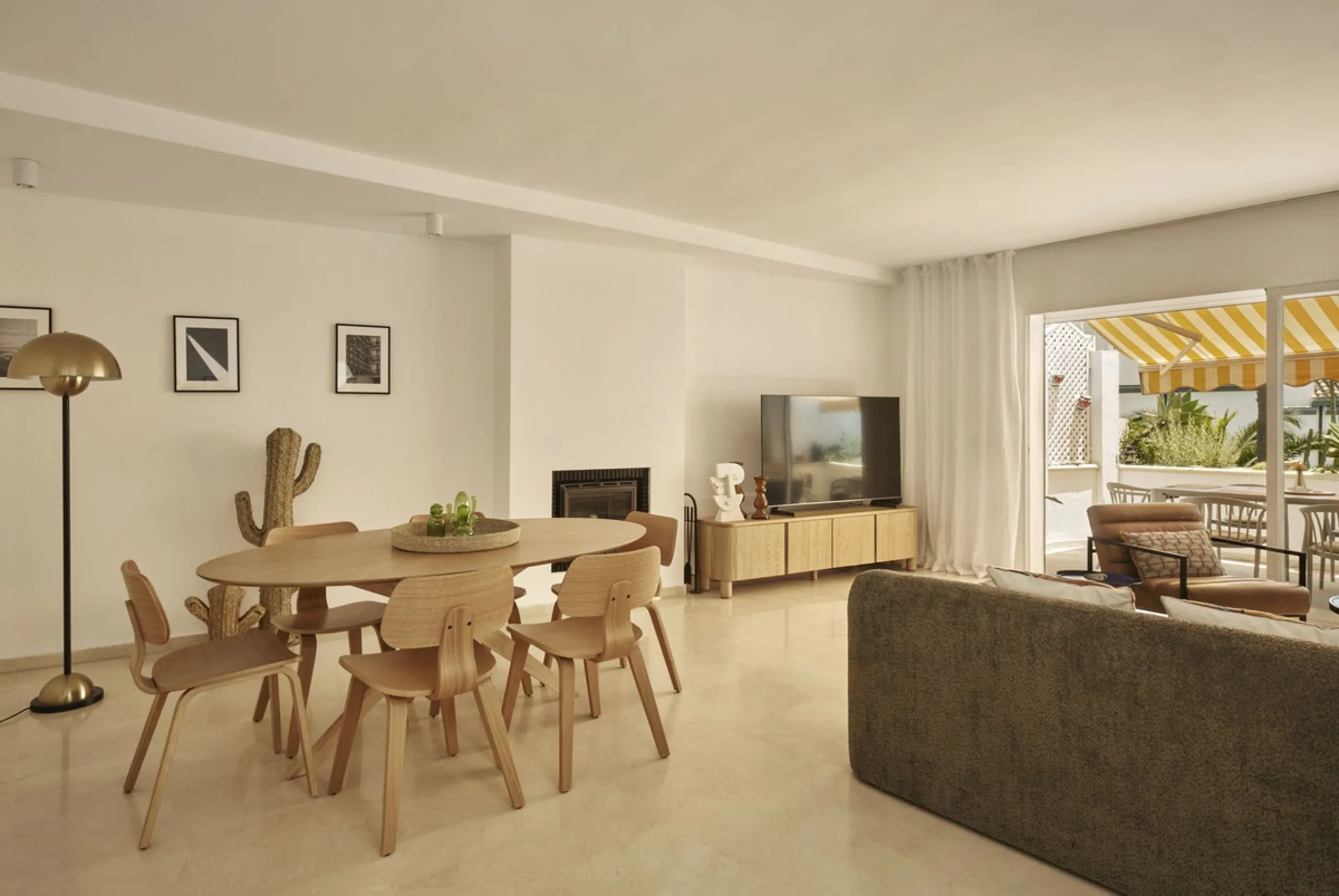 This fantastic property is located in the Frontline Beach urbanization in walking distance to Estepona, offering direct access to the sea and beach.