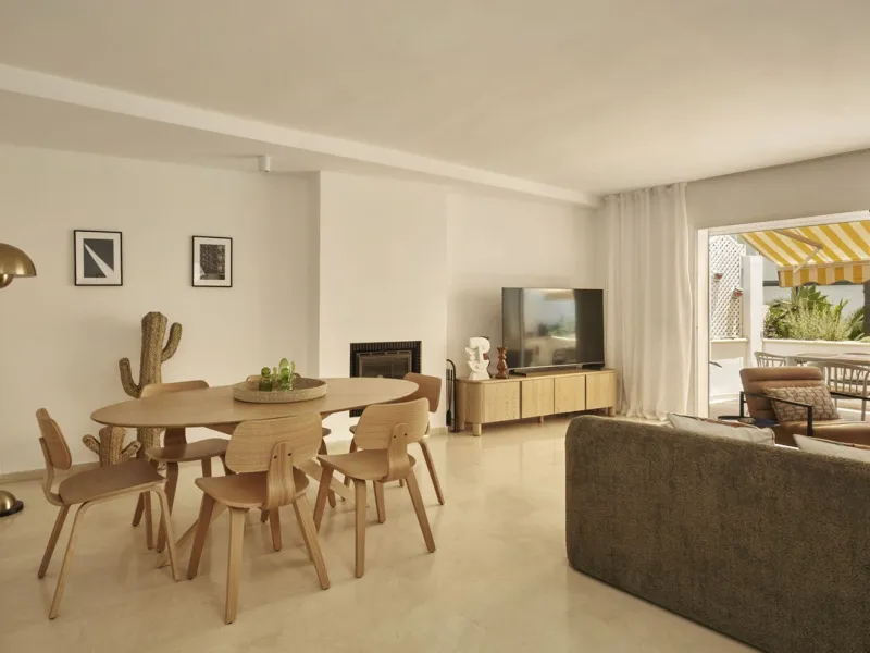 This fantastic property is located in the Frontline Beach urbanization in walking distance to Estepona, offering direct access to the sea and beach.