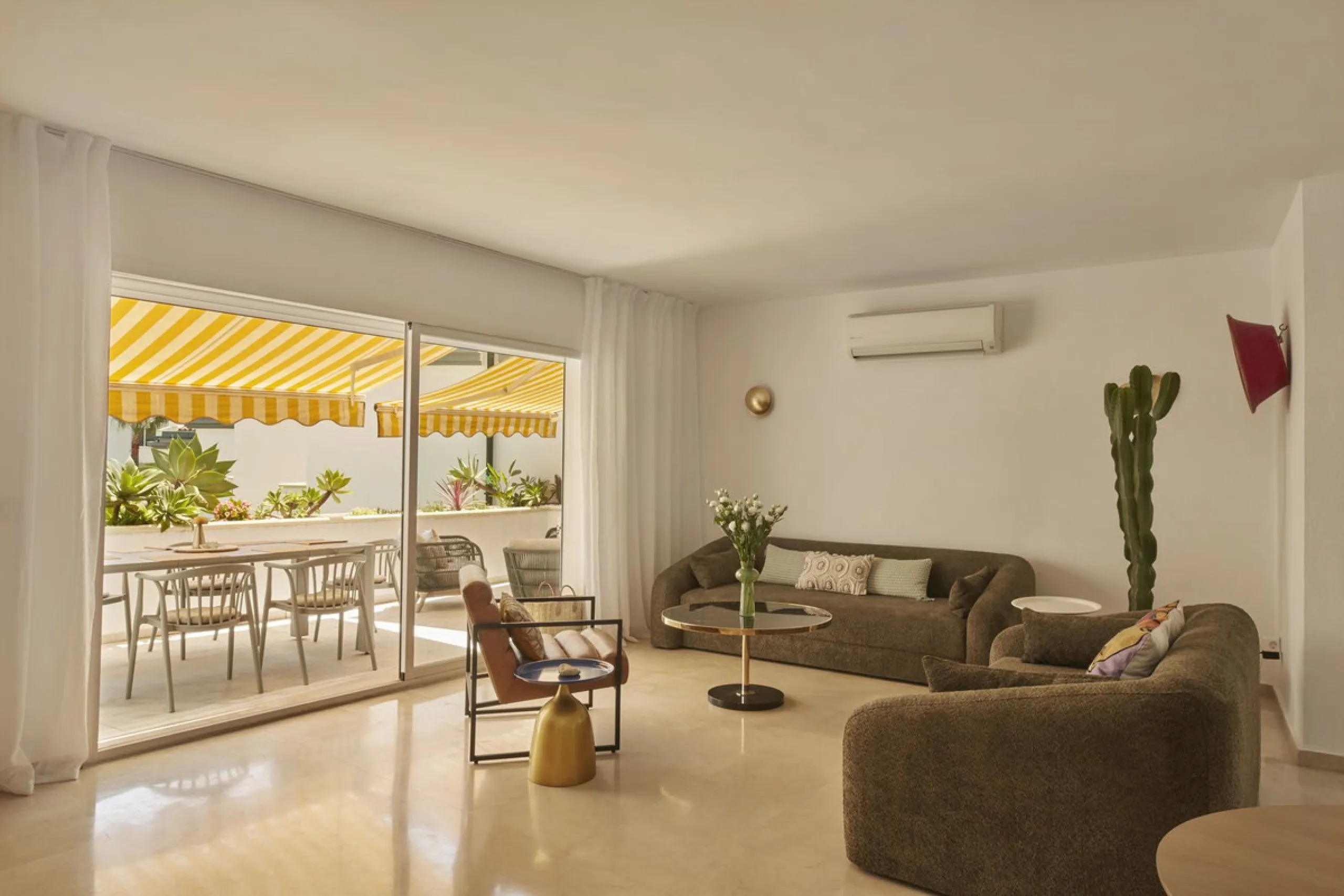 This fantastic property is located in the Frontline Beach urbanization in walking distance to Estepona, offering direct access to the sea and beach.