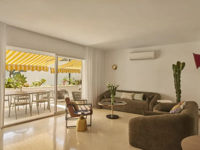This fantastic property is located in the Frontline Beach urbanization in walking distance to Estepona, offering direct access to the sea and beach.