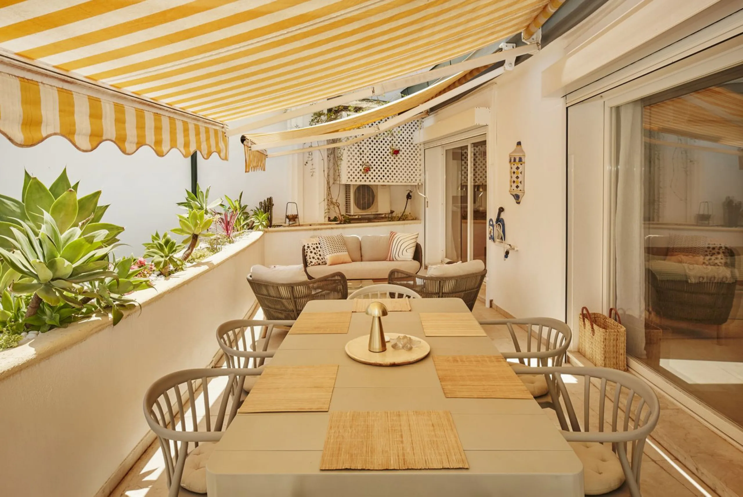 This fantastic property is located in the Frontline Beach urbanization in walking distance to Estepona, offering direct access to the sea and beach.