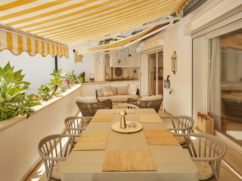 This fantastic property is located in the Frontline Beach urbanization in walking distance to Estepona, offering direct access to the sea and beach.