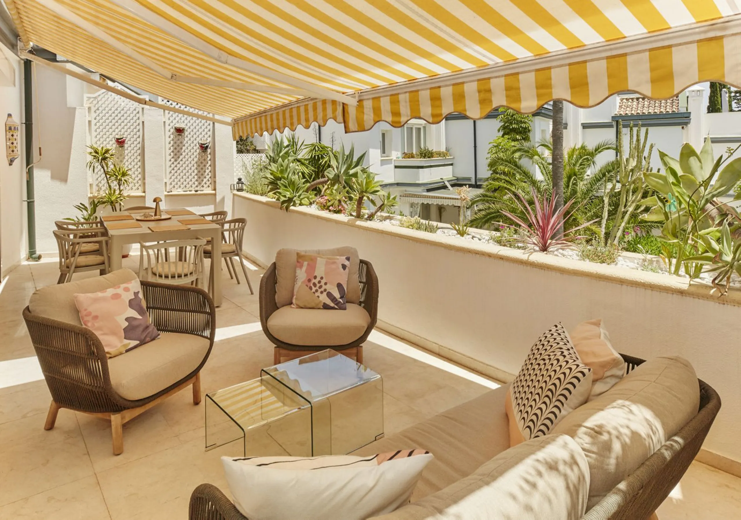 This fantastic property is located in the Frontline Beach urbanization in walking distance to Estepona, offering direct access to the sea and beach.