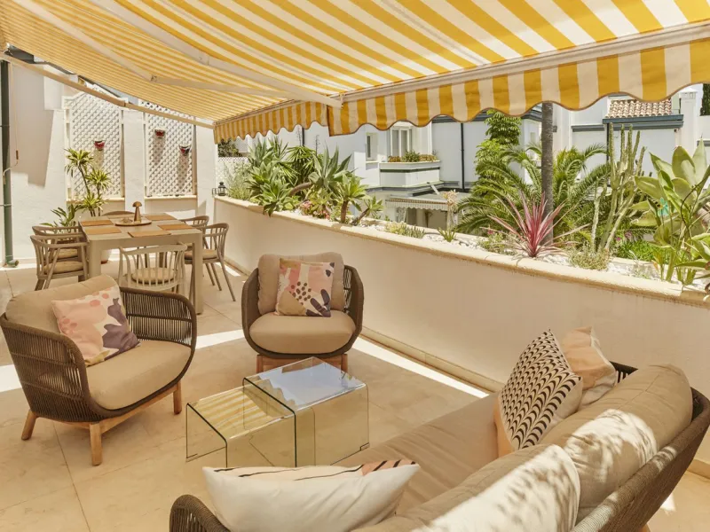 This fantastic property is located in the Frontline Beach urbanization in walking distance to Estepona, offering direct access to the sea and beach.