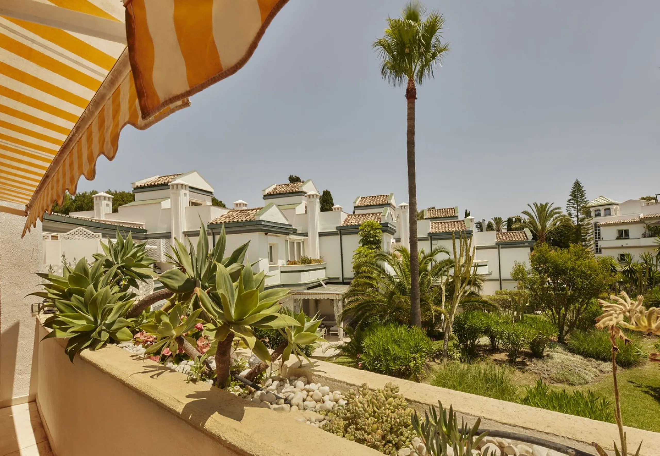 This fantastic property is located in the Frontline Beach urbanization in walking distance to Estepona, offering direct access to the sea and beach.