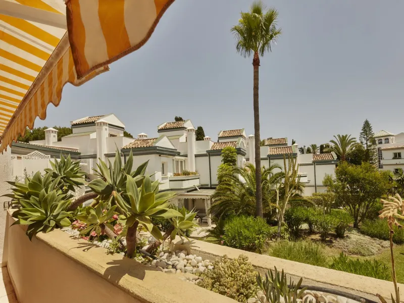 This fantastic property is located in the Frontline Beach urbanization in walking distance to Estepona, offering direct access to the sea and beach.