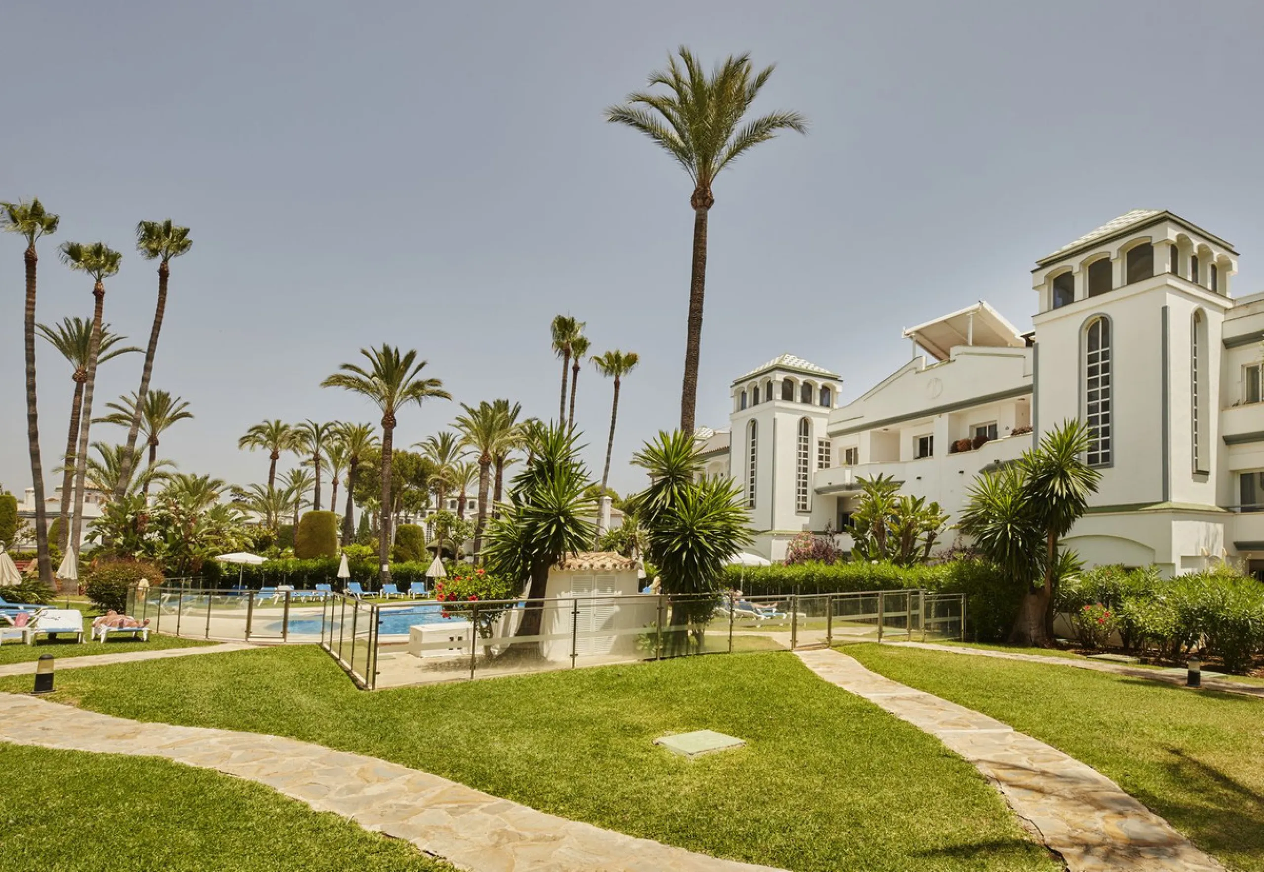 This fantastic property is located in the Frontline Beach urbanization in walking distance to Estepona, offering direct access to the sea and beach.