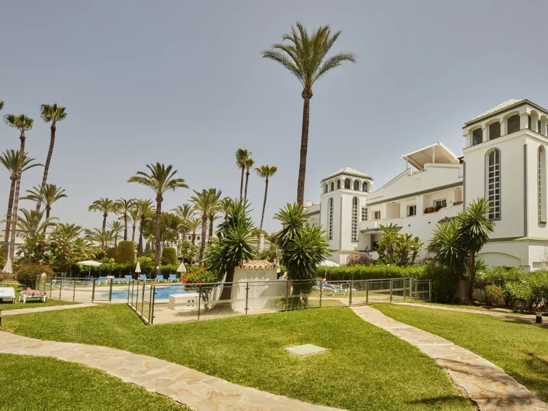 This fantastic property is located in the Frontline Beach urbanization in walking distance to Estepona, offering direct access to the sea and beach.