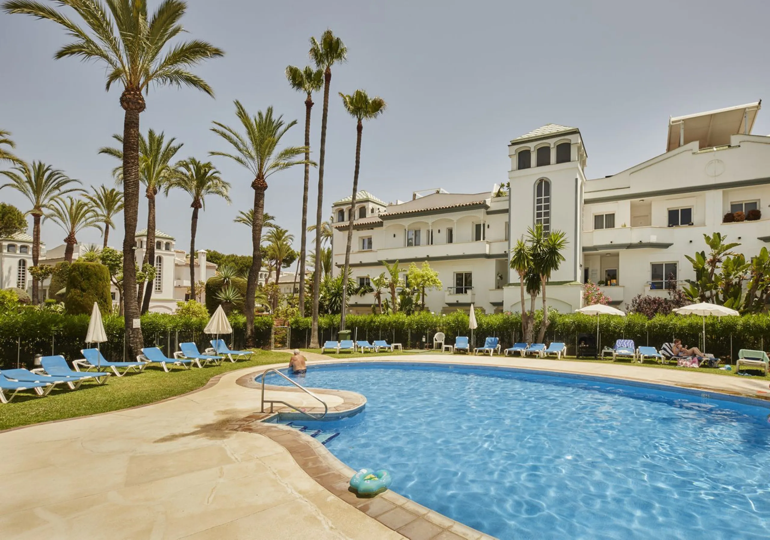 This fantastic property is located in the Frontline Beach urbanization in walking distance to Estepona, offering direct access to the sea and beach.