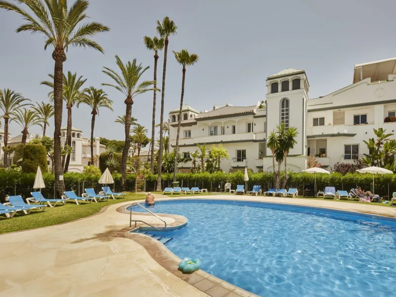 This fantastic property is located in the Frontline Beach urbanization in walking distance to Estepona, offering direct access to the sea and beach.