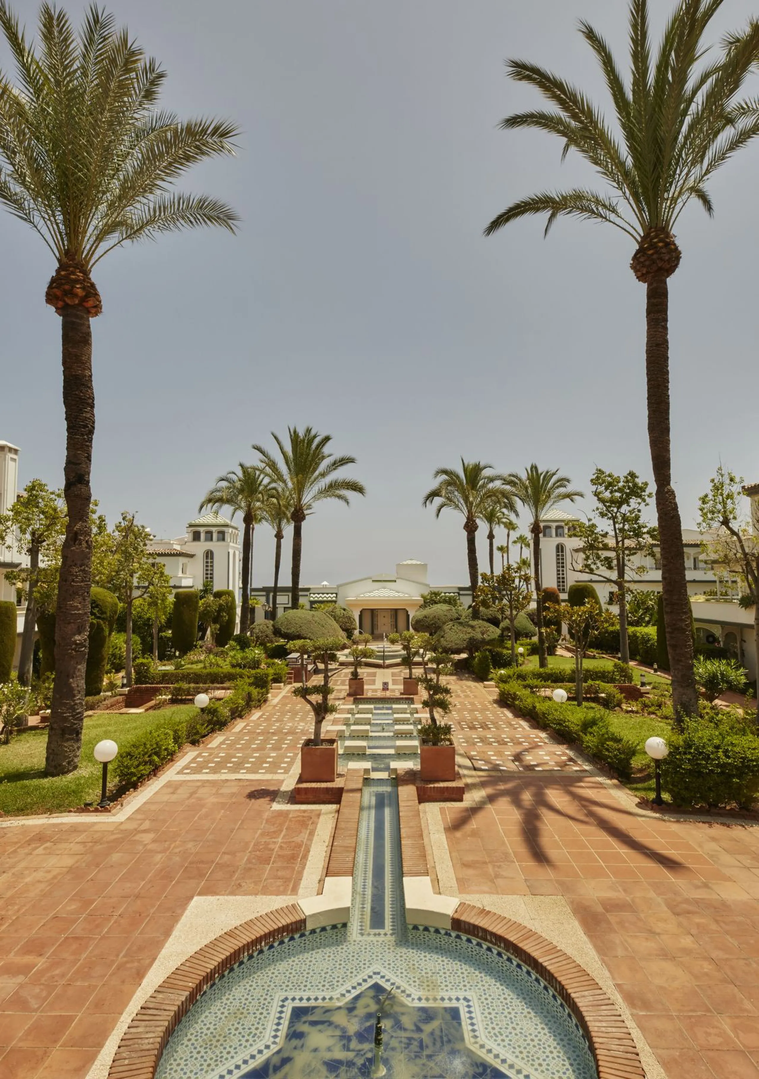 This fantastic property is located in the Frontline Beach urbanization in walking distance to Estepona, offering direct access to the sea and beach.