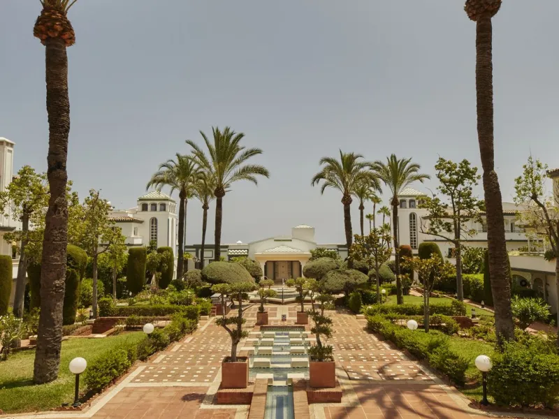 This fantastic property is located in the Frontline Beach urbanization in walking distance to Estepona, offering direct access to the sea and beach.