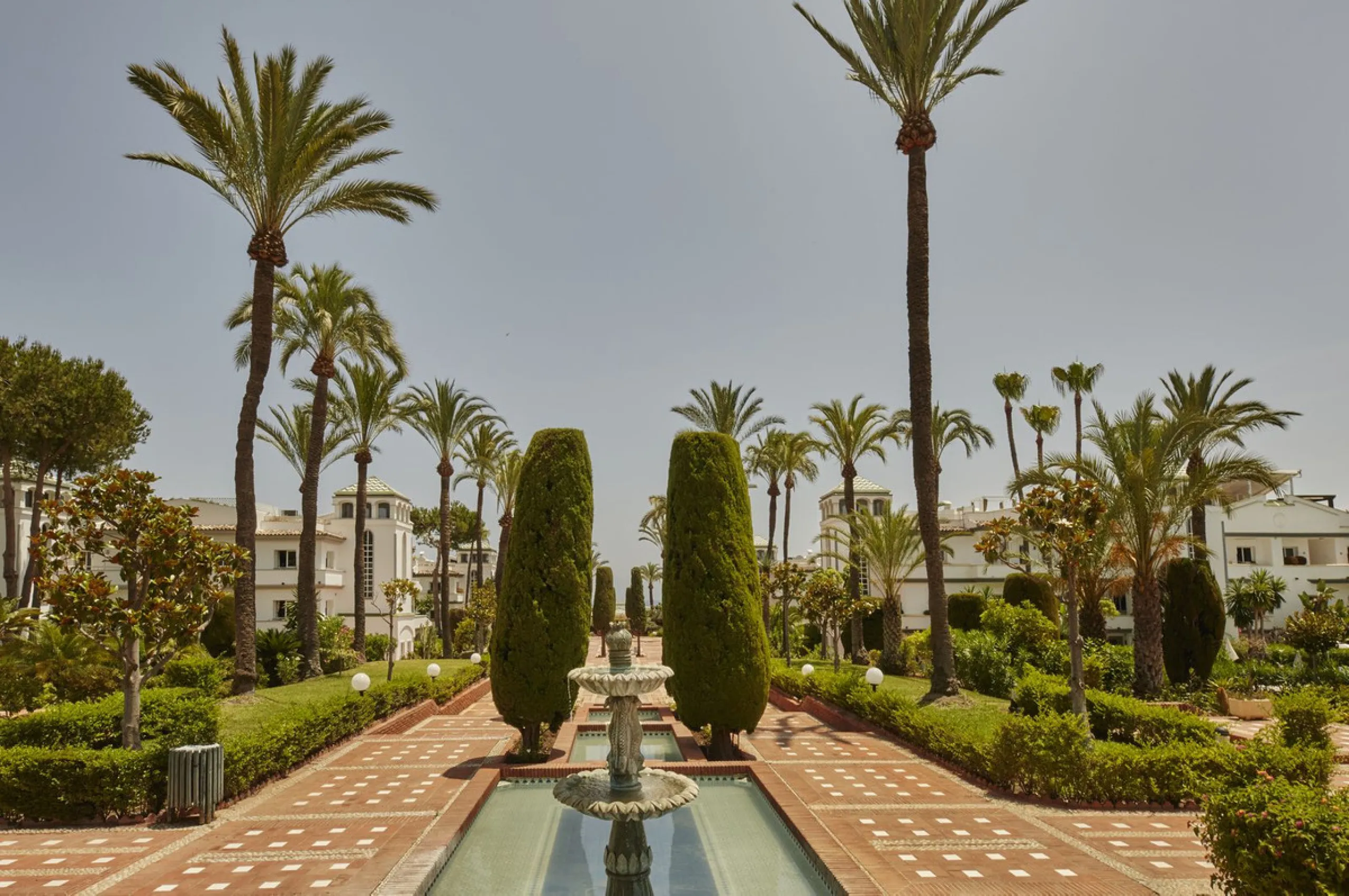 This fantastic property is located in the Frontline Beach urbanization in walking distance to Estepona, offering direct access to the sea and beach.