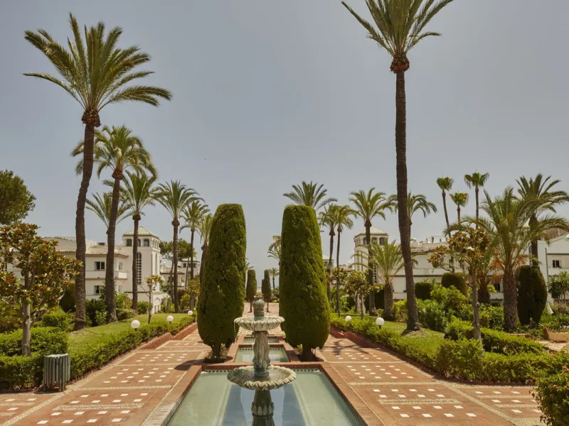 This fantastic property is located in the Frontline Beach urbanization in walking distance to Estepona, offering direct access to the sea and beach.