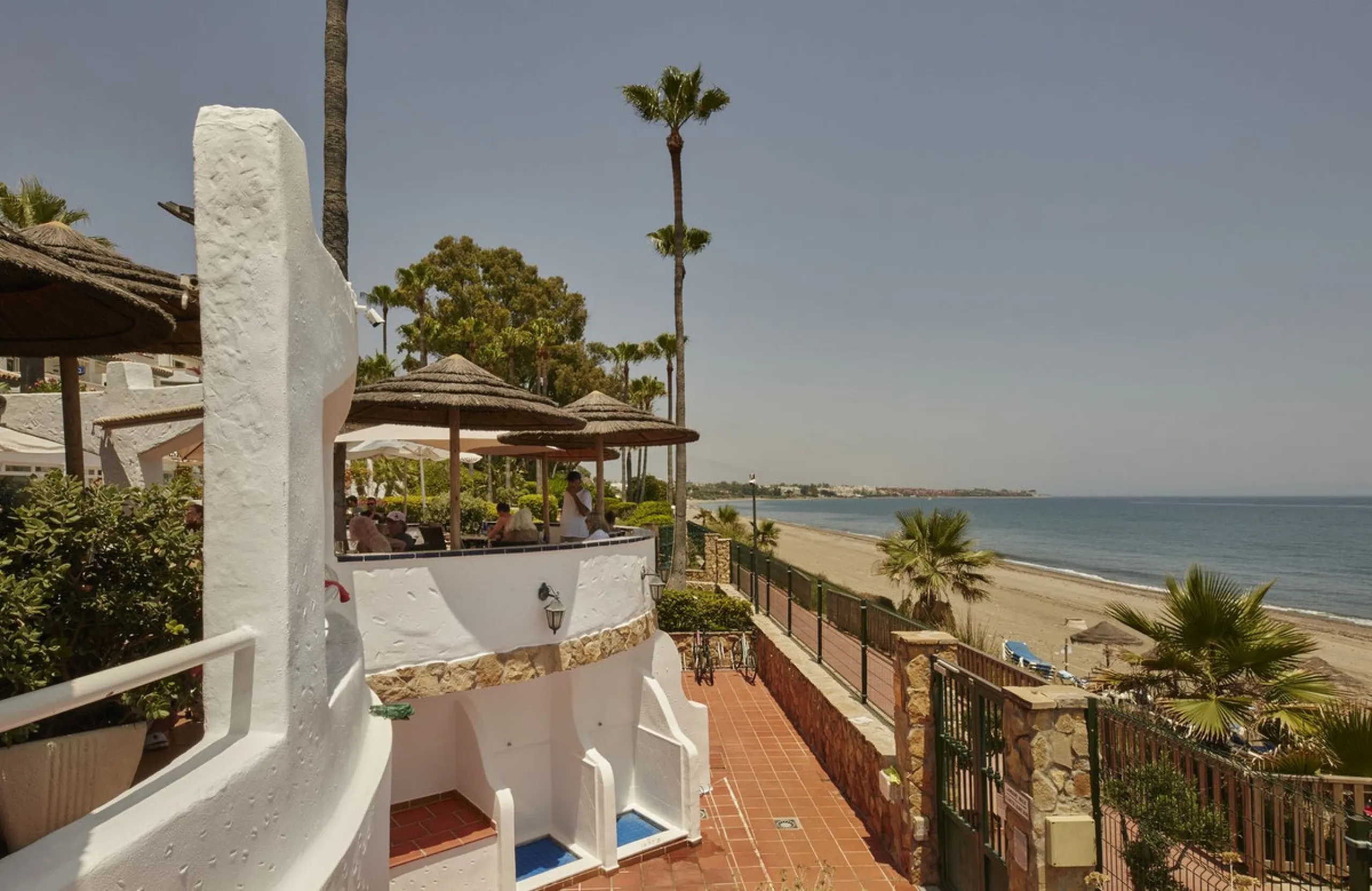 This fantastic property is located in the Frontline Beach urbanization in walking distance to Estepona, offering direct access to the sea and beach.