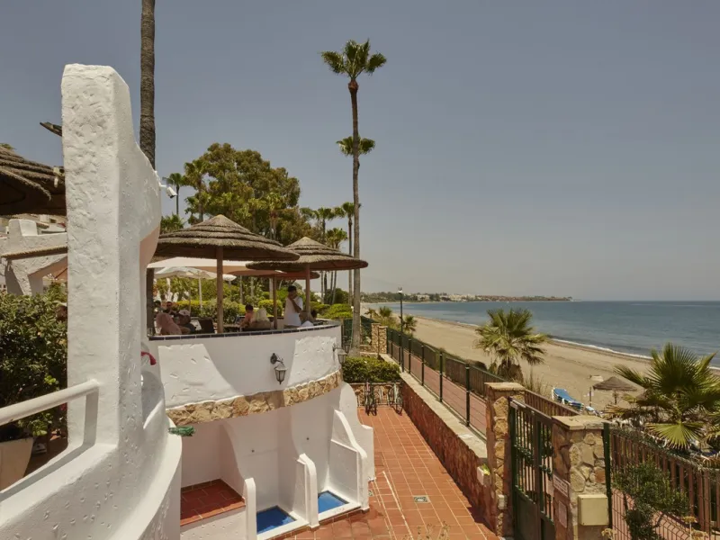 This fantastic property is located in the Frontline Beach urbanization in walking distance to Estepona, offering direct access to the sea and beach.