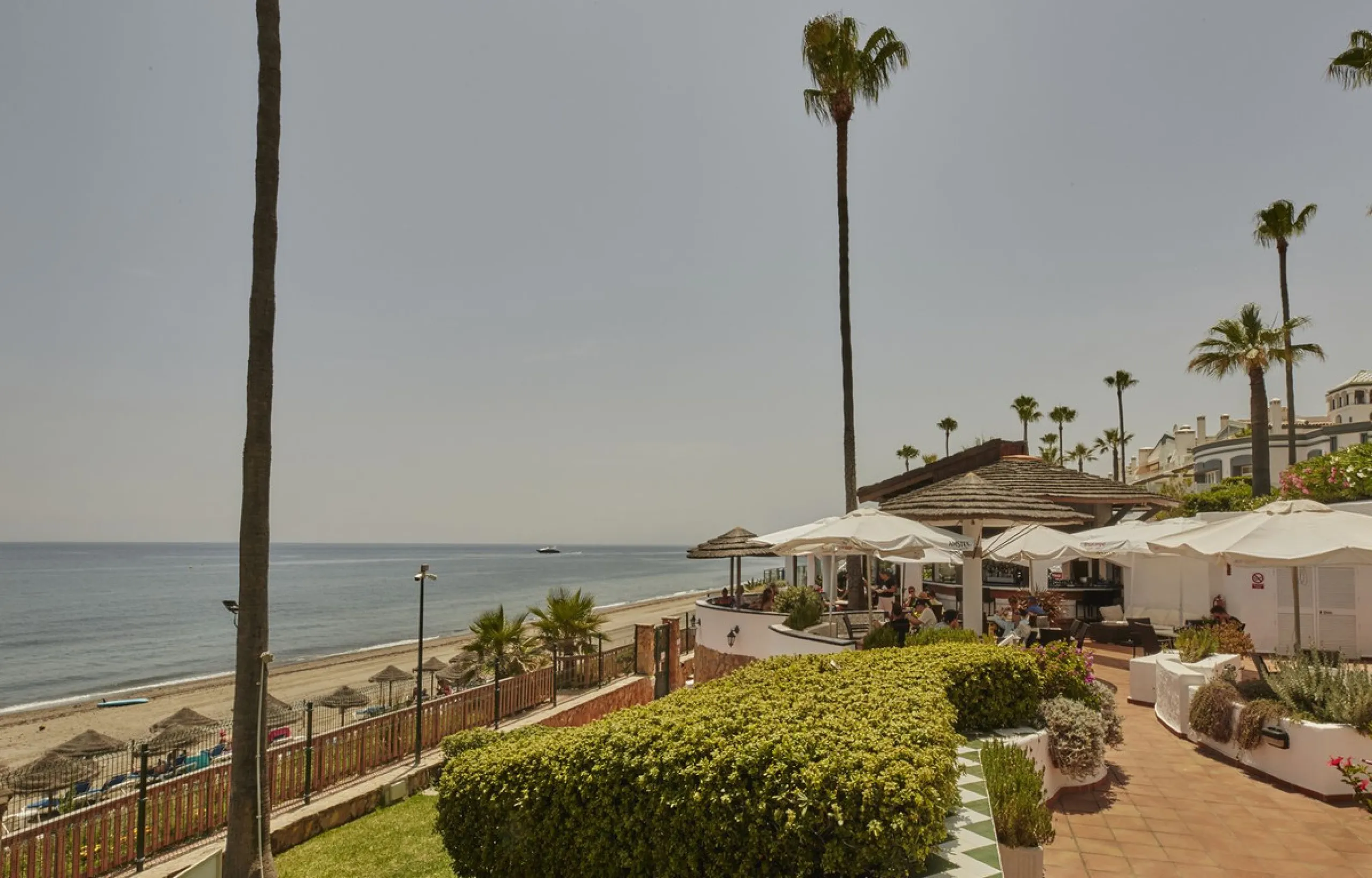 This fantastic property is located in the Frontline Beach urbanization in walking distance to Estepona, offering direct access to the sea and beach.