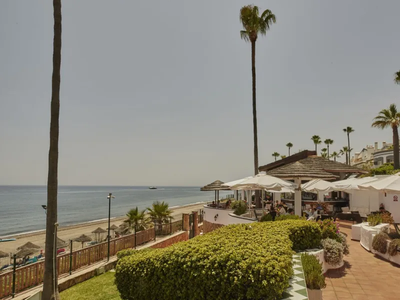 This fantastic property is located in the Frontline Beach urbanization in walking distance to Estepona, offering direct access to the sea and beach.