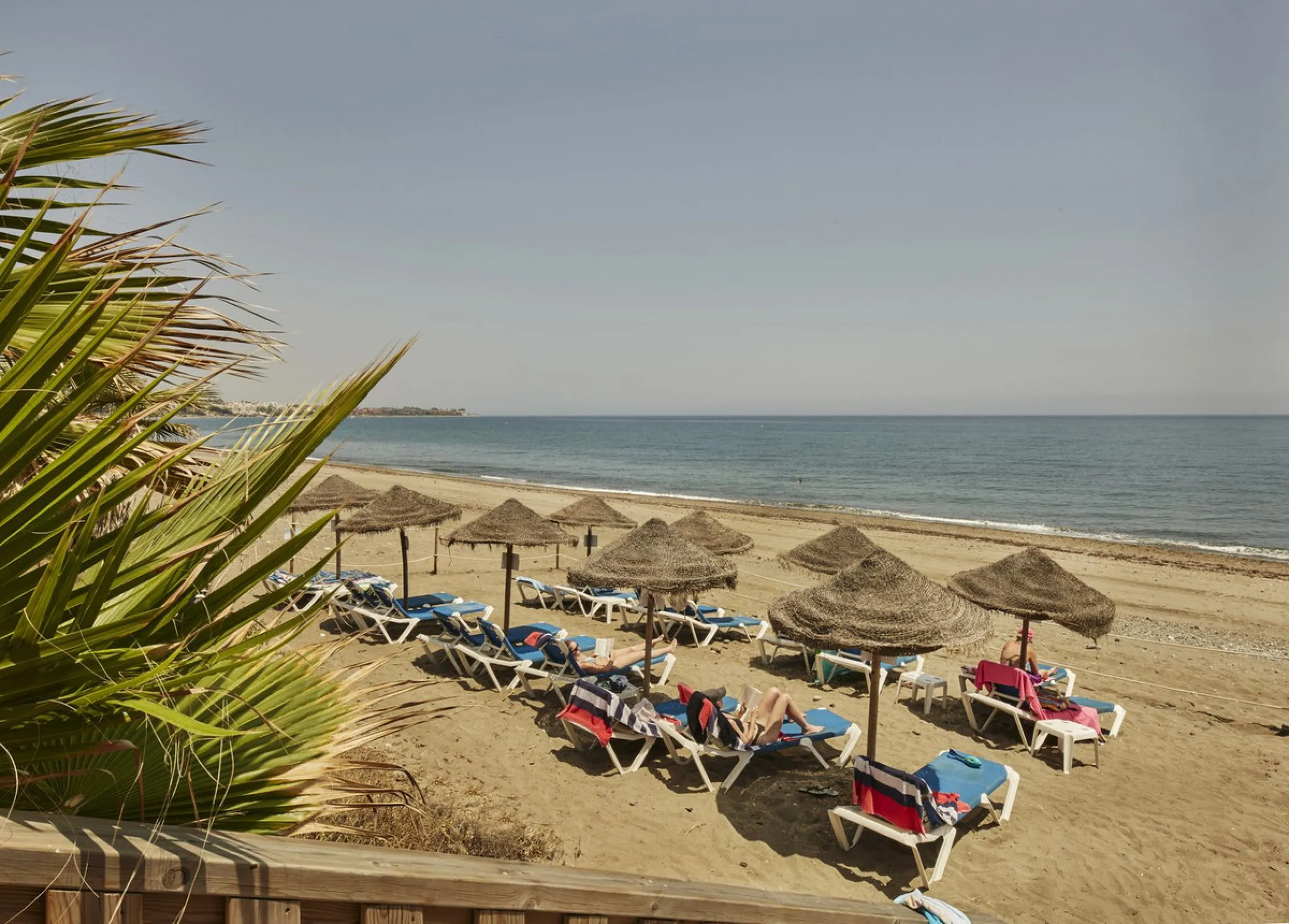 This fantastic property is located in the Frontline Beach urbanization in walking distance to Estepona, offering direct access to the sea and beach.