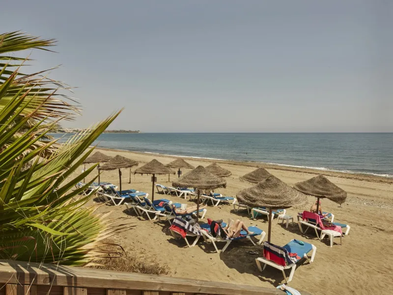 This fantastic property is located in the Frontline Beach urbanization in walking distance to Estepona, offering direct access to the sea and beach.