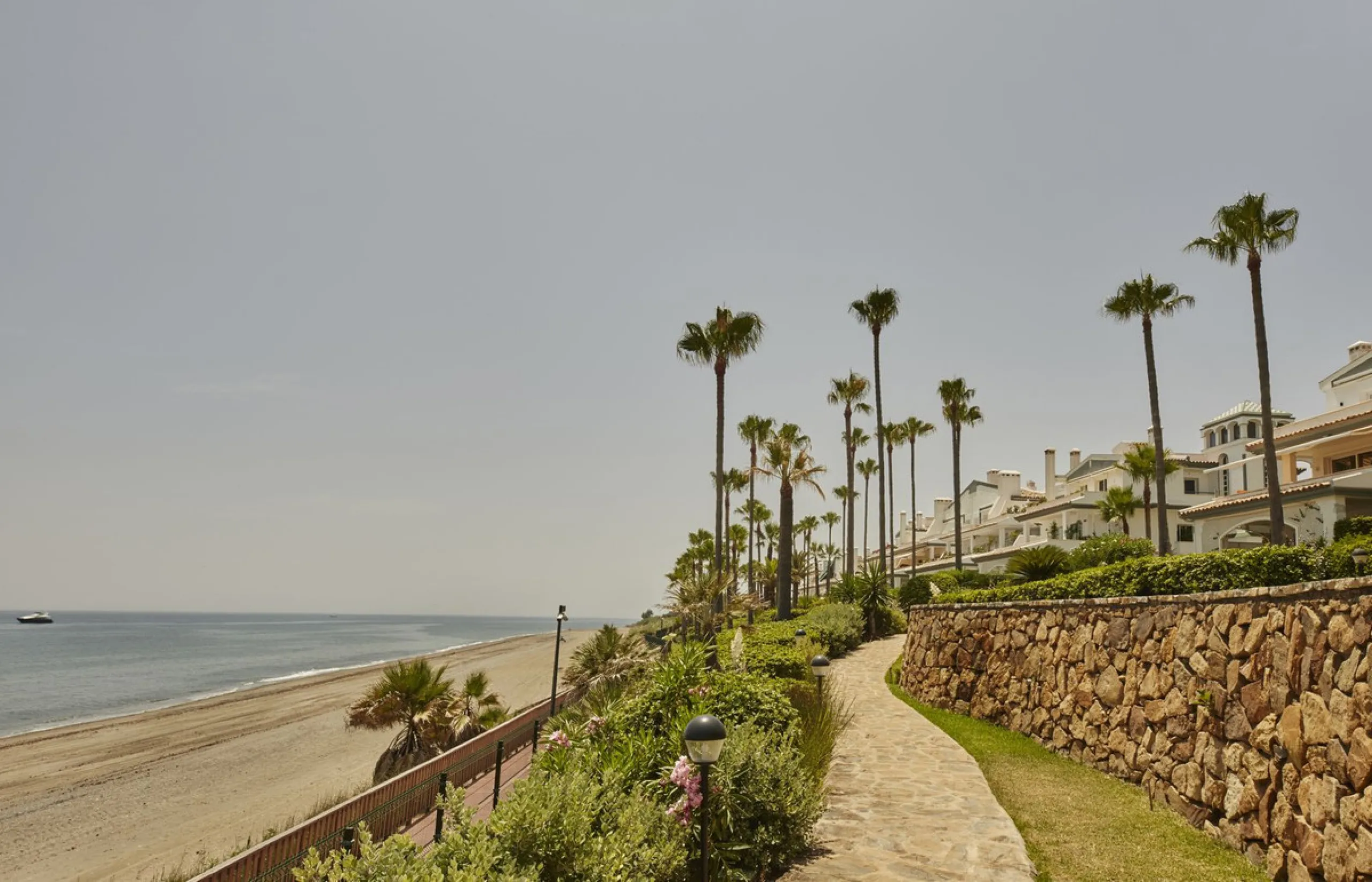 This fantastic property is located in the Frontline Beach urbanization in walking distance to Estepona, offering direct access to the sea and beach.