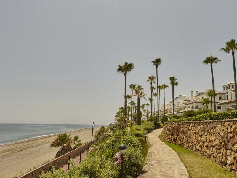 This fantastic property is located in the Frontline Beach urbanization in walking distance to Estepona, offering direct access to the sea and beach.