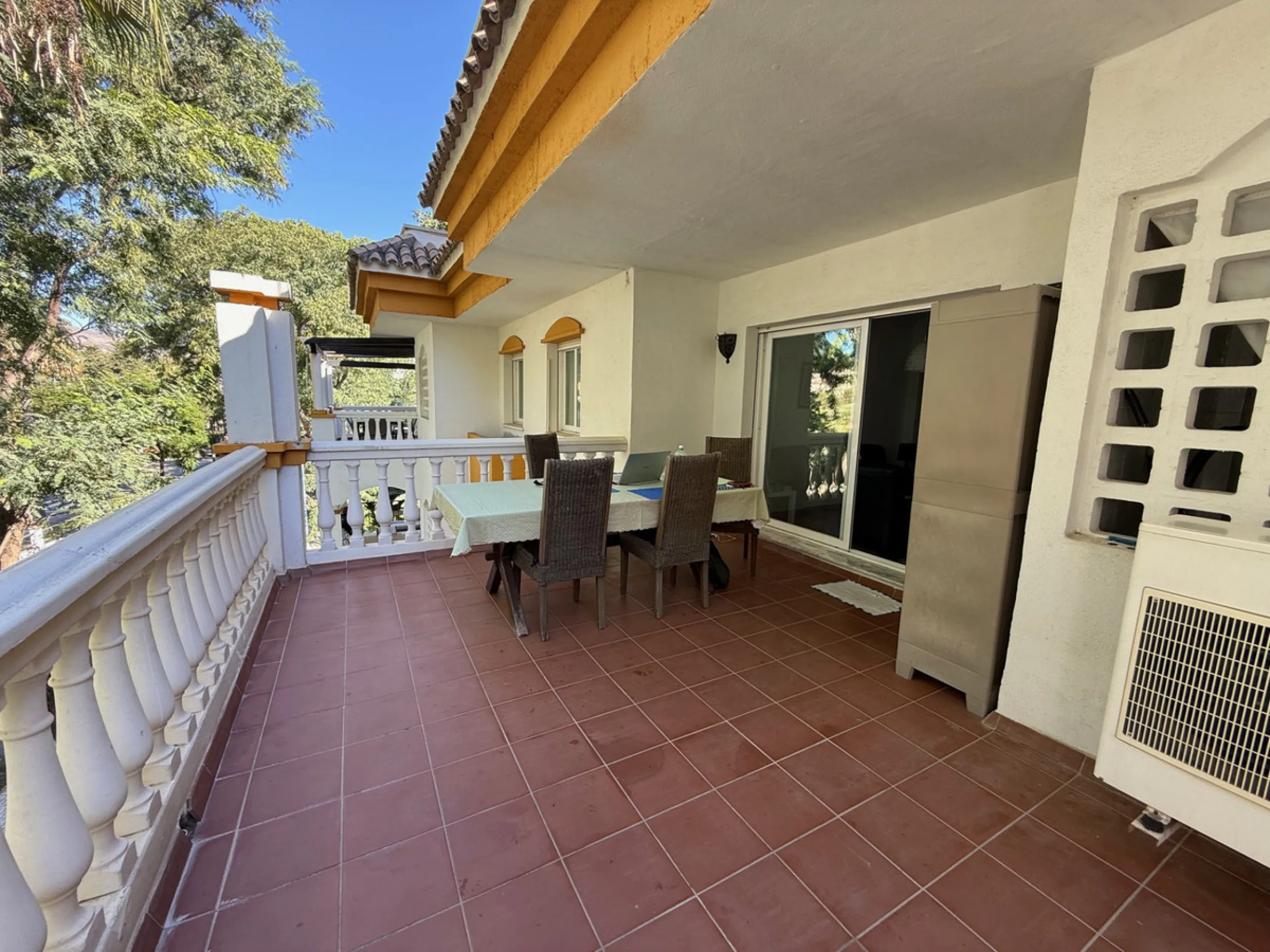 This well-maintained 2-bedroom apartment is located in the popular Dama de Noche residential complex, just a few minutes' walk from the exclusive Puerto Banús marina. It has two bedrooms, two bathrooms, a separate kitchen and a spacious living and dining 