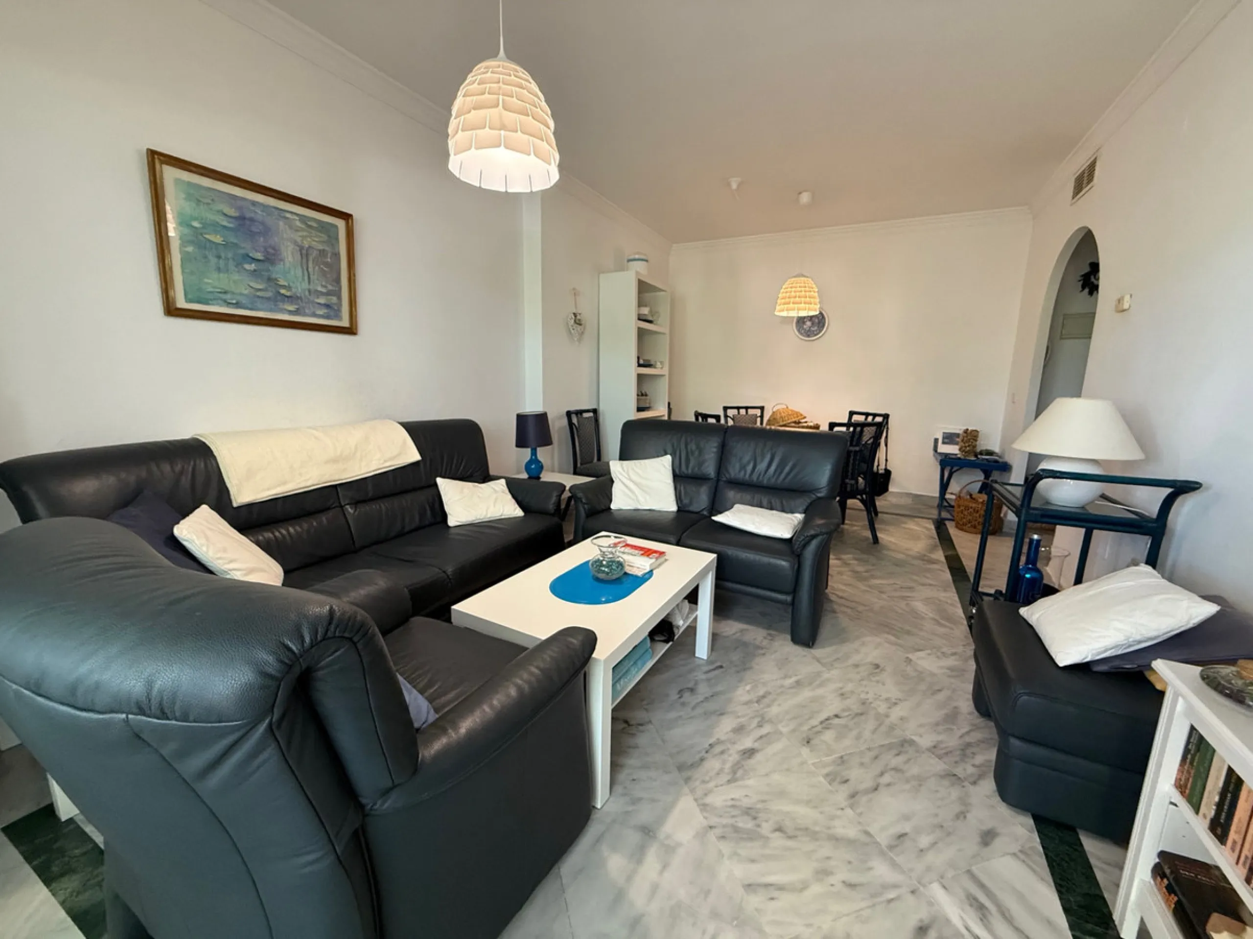 This well-maintained 2-bedroom apartment is located in the popular Dama de Noche residential complex, just a few minutes' walk from the exclusive Puerto Banús marina. It has two bedrooms, two bathrooms, a separate kitchen and a spacious living and dining 
