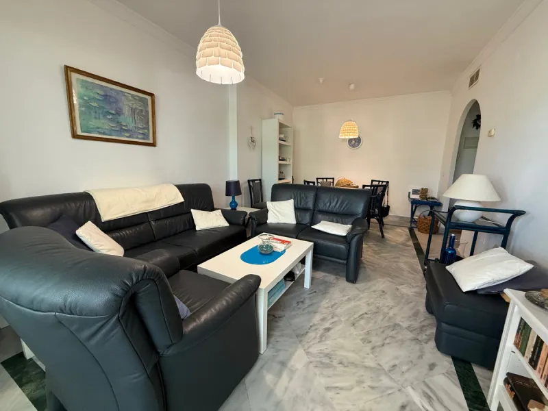 This well-maintained 2-bedroom apartment is located in the popular Dama de Noche residential complex, just a few minutes' walk from the exclusive Puerto Banús marina. It has two bedrooms, two bathrooms, a separate kitchen and a spacious living and dining 