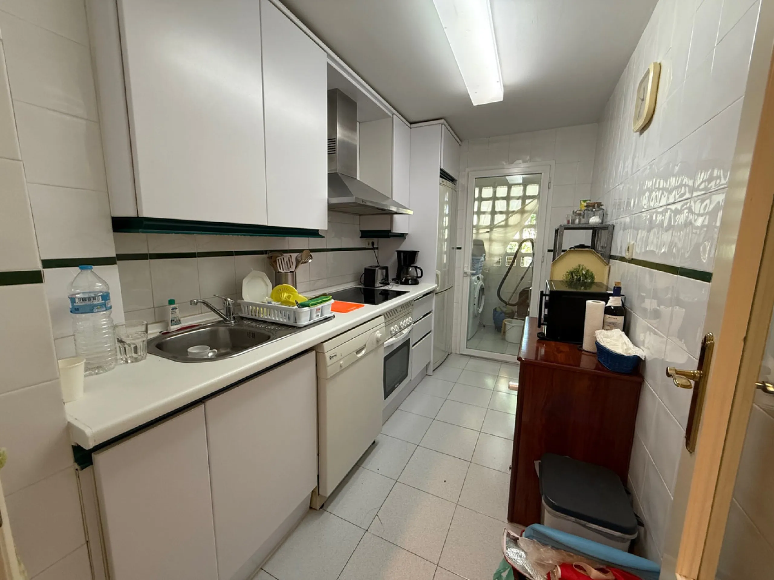 This well-maintained 2-bedroom apartment is located in the popular Dama de Noche residential complex, just a few minutes' walk from the exclusive Puerto Banús marina. It has two bedrooms, two bathrooms, a separate kitchen and a spacious living and dining 